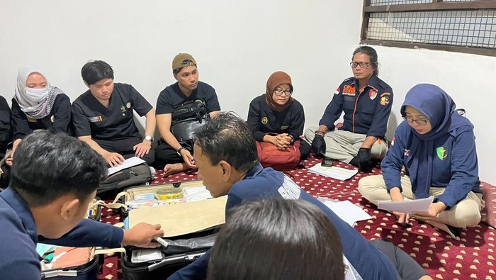 Mahasiswa Unair saat ikut identifikasi korban KMP Tunu Pratama Jaya.