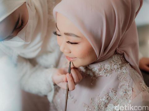 Makeup artist (MUA) ini memasang tarif makeup akad nikah Rp 1 Juta di Depok. Postingan tersebut langsung viral di media sosial.
