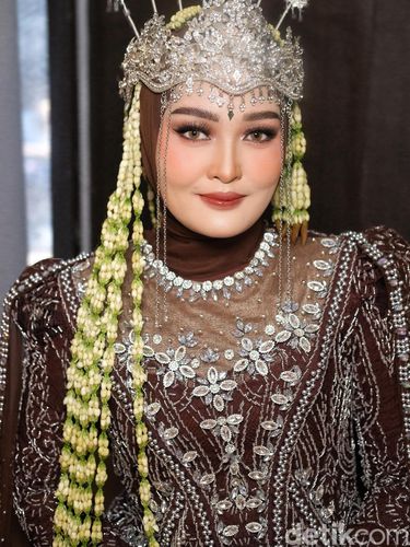 Makeup artist (MUA) ini memasang tarif makeup akad nikah Rp 1 Juta di Depok. Postingan tersebut langsung viral di media sosial.