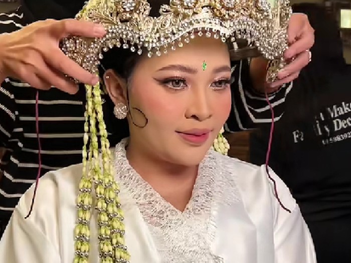 Makeup artist (MUA) ini memasang tarif makeup akad nikah Rp 1 Juta di Depok. Postingan tersebut langsung viral di media sosial.
