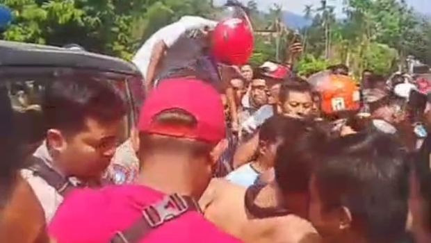 Maling motor di salah satu masjid Probolinggo saat salat Jumat dihajar massa.