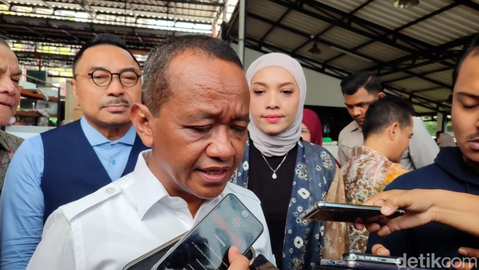 Menteri Energi dan Sumber Daya Mineral (ESDM) Bahlil Lahadalia (tengah) bersama Menteri Sekretaris Negara, Prasetyo Hadi (kanan) dan Sekretaris Kabinet Teddy Indra Wijaya (kiri) bersiap menyampaikan keterangan terkait izin tambang nikel Kepulauan Raja Ampat di Kantor Kepresidenan, Jakarta, Selasa (10/6/2025). Pemerintah mencabut empat izin usaha pertambangan (IUP) nikel di Kabupaten Raja Ampat, Papua Barat Daya, antara lain milik PT Anugerah Surya Pratama (PT ASP) di Pulau Manuran, PT Kawei Sejahtera Mining (PT KSM) di Pulau Kawei, PT Mulia Raymond Perkasa (MRP) di Pulau Manyaifun dan Pulau Batang Pele. Serta PT Nurham Pulau Waegeo karena ditemukan sejumlah pelanggaran. ANTARA FOTO/Aditya Pradana Putra/nz