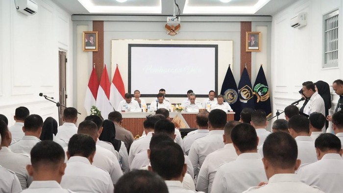 Menteri Imigrasi dan Pemasyarakatan (Imipas) Agus Andrianto mengunjungi Rutan Bandung. Menteri Agus sempat berdialog dengan warga binaan hingga memanen anggur. (dok Ditjen Pas)