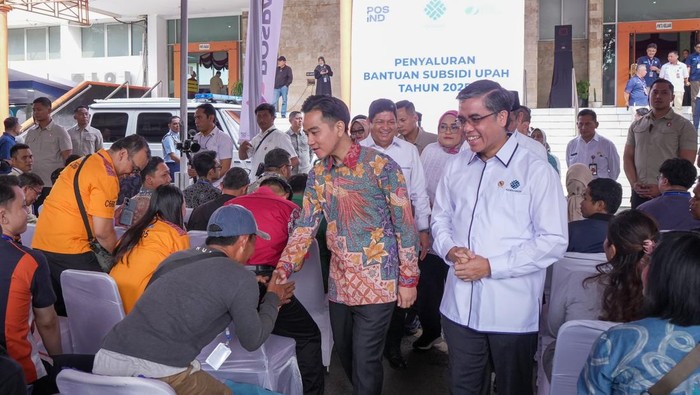 Menteri Ketenagakerjaan RI Yassierli mendampingi Wakil Presiden RI Gibran Rakabuming Raka untuk meninjau pelaksanaan Bantuan Subsidi Upah (BSU) Tahun 2025.