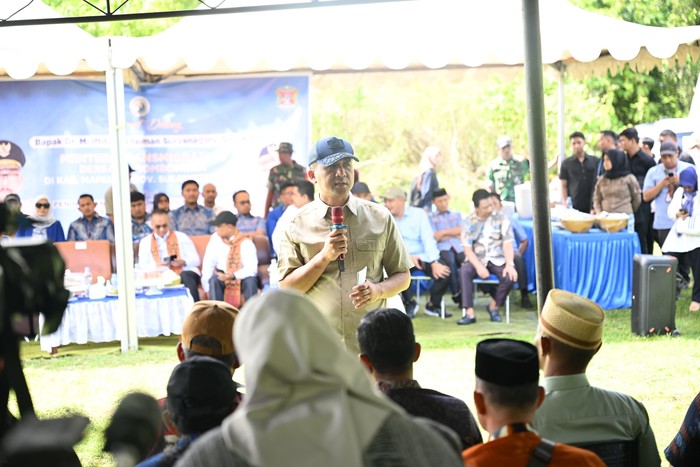 Menteri Transmigrasi M. Iftitah Sulaiman Suryanagara memulai rangkaian kunjungan kerjanya di Provinsi Sulawesi Barat (Sulbar) dengan mengunjungi Desa Kabuloang, Kecamatan Kalukku, Kabupaten Mamuju.