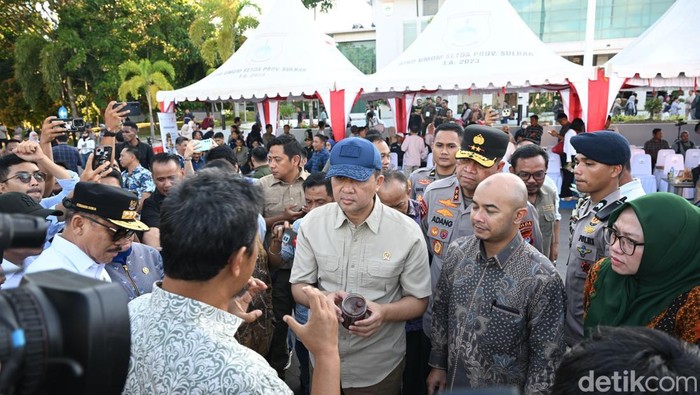 Menteri Transmigrasi (Mentrans), Muhammad Iftitah Sulaiman Suryanagara, melepas ekspor biji kakao fermentasi ke Yokohama, Jepang. (Ondang/detikcom).