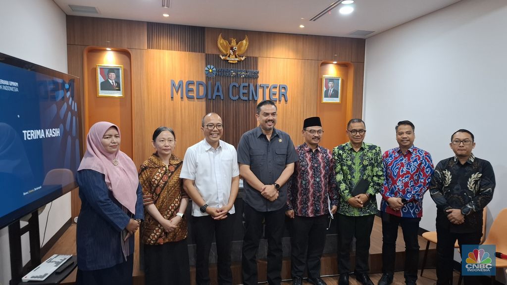 Menteri UMKM Maman Abdurrahman dalam konferensi pers di Gedung Kementerian UMKM, Jumat (18/7/2025). (CNBC Indonesia/Chandra)