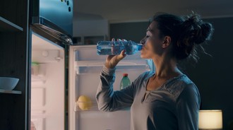 Benarkah Minum Air Putih di Malam Hari Bikin Ginjal Rusak? Urolog Beberkan Faktanya