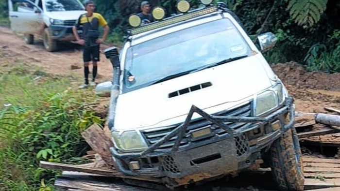 Mobil nyaris jatuh ke sungai di jalan nasional Krayan, Nunukan.