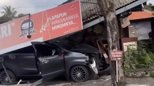 Mobil Toyota Avanza menabrak warung makan Babi Guling Men Lari di Jalan Denpasar-Singaraja, Banjar Denkayu, Mengwi, Badung, Bali, Jumat (18/7/2025). (Tangkapan layar akun @maxbee__)