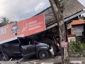 Mobil Hantam Warung Babi Guling Men Lari Mengwi gegara Sopir Ngantuk