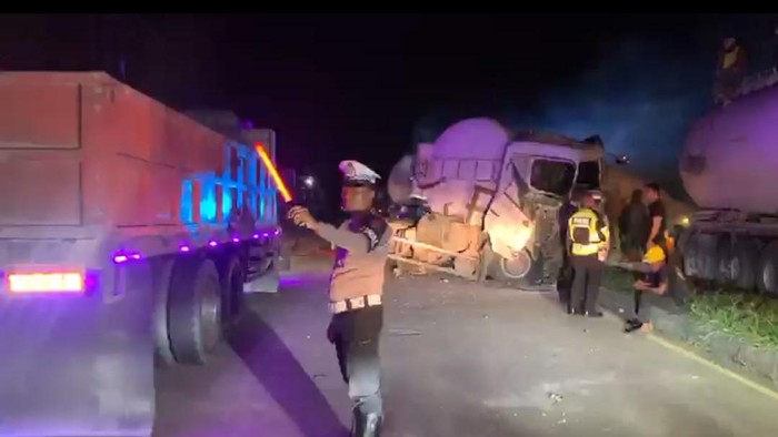 Mobil truk bermuatan semen terbalik di jalan poros Barru-Pangkep.