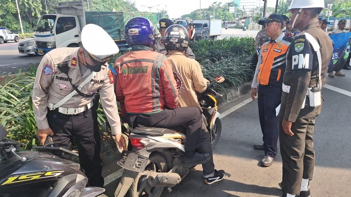 Motor tanpa pelat nomor belakang