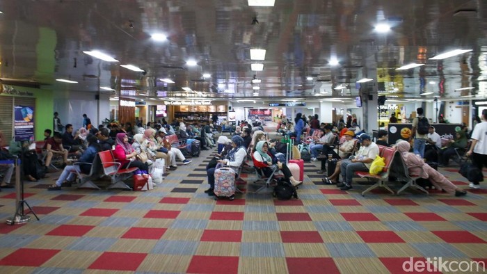Sejumlah jadwal penerbangan reguler dari Bandara Halim Perdanakusuma (HLP) akan dipindahkan ke Bandara Soekarno-Hatta (CGK) mulai 1 Agustus 2025.