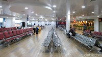 Meski ada penyesuaian jadwal, Bandara Halim tetap beroperasi melayani penerbangan reguler dengan frekuensi yang disesuaikan. 
