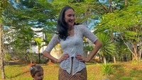Nadine Chandrawinata mengatakan suka mengajak kedua anaknya terjun ke acara Sea Soldier. Pertama kali mereka ketemu sama teman-teman menanam mangrove di PIK, itu mereka happy-happy saja, katanya. (Foto: dok Instagram nadinelist)