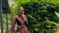 Nadine Chandrawinata mengaku bukan tipe orang tua yang gak membolehkan anaknya main gadget. Tetap aku kasih, cuma aku kasih batas, seperti mau tidur saja, kalau susah makan aku kasih juga, ujarnya. (Foto: dok Instagram nadinelist)