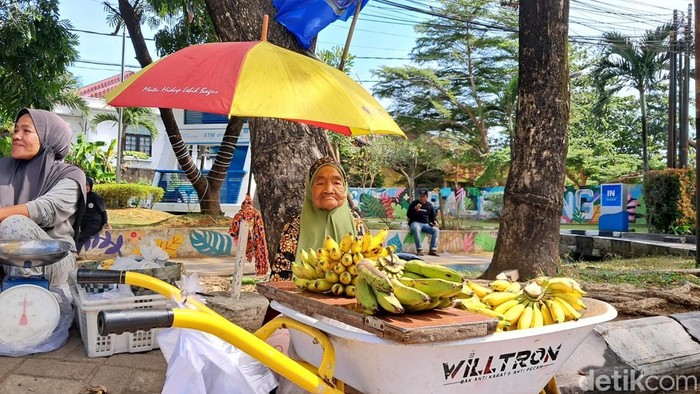 Nenek Husna ditipu pembeli dengan dibayar uang palsu