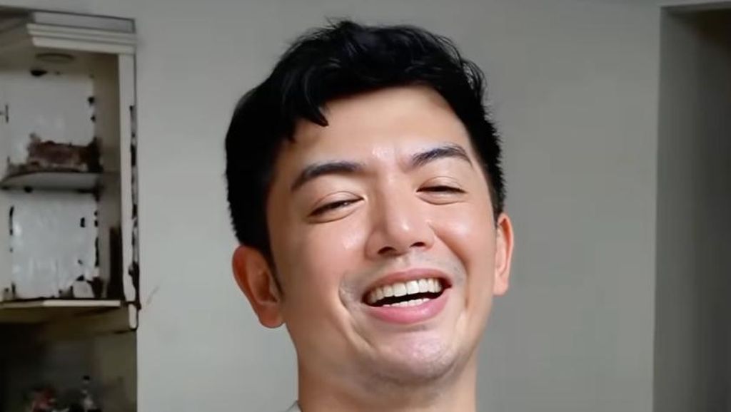 Nicky Tirta Bagi-bagi Donat Bayar Pakai Senyum, Siapa Mau?