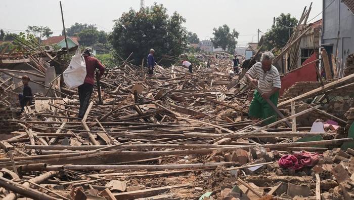 Petugas menggunakan ekskavator membongkar rumah di bantaran Kali Cibanten, Kampung Sukadana 1, Kasemen, Kota Serang, Banten, Jumat (18/7/2025). Pemerintah Kota Serang secara bertahap membongkar ratusan bangunan dari total 244 kepala keluarga (KK) sebagai bagian dari proyek normalisasi Kali Cibanten. ANTARA FOTO/Angga Budhiyanto/bar