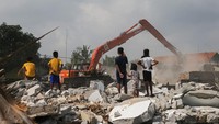 Pemerintah Kota Serang secara bertahap membongkar ratusan bangunan dari total 244 kepala keluarga (KK). ANTARA FOTO/Angga Budhiyanto