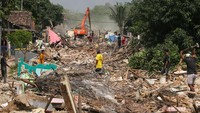 Petugas menggunakan ekskavator membongkar rumah di bantaran Kali Cibanten, Kampung Sukadana 1, Kasemen, Kota Serang, Banten, Jumat (18/7/2025). ANTARA FOTO/Angga Budhiyanto