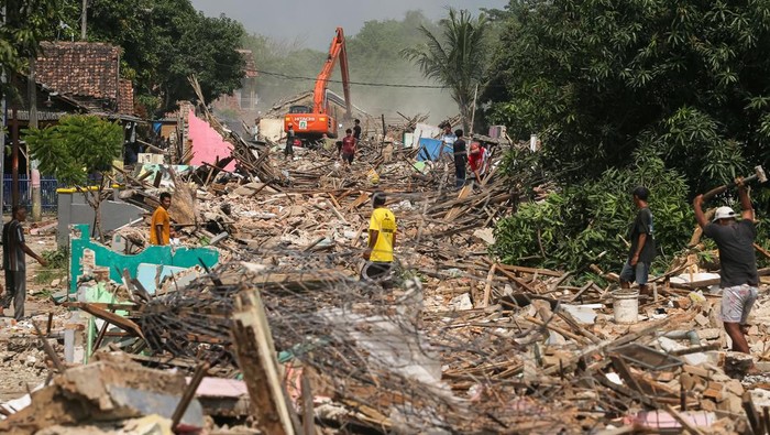 Petugas menggunakan ekskavator membongkar rumah di bantaran Kali Cibanten, Kampung Sukadana 1, Kasemen, Kota Serang, Banten, Jumat (18/7/2025). Pemerintah Kota Serang secara bertahap membongkar ratusan bangunan dari total 244 kepala keluarga (KK) sebagai bagian dari proyek normalisasi Kali Cibanten. ANTARA FOTO/Angga Budhiyanto/bar