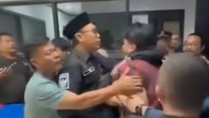 Ormas bawa paksa pegawai finance di Surabaya.