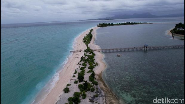 Panorama Pulau Geser dan Ambon di Maluku Utara