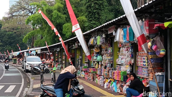 Warga berkeliling melihat burung yang dijual di Pasar Barito, Jaksel, Senin (7/7/2025). Pedagang burung di Barito akan direlokasi ke Lenteng Agung imbas penyatuan Taman ASEAN.