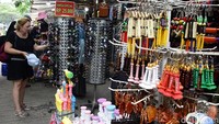 Selain itu, Indonesia menghadapi risiko ‘dual shocks’ akibat fluktuasi harga komoditas, yang mengancam hilirisasi industri tambang dan perkebunan. 