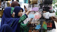 Investasi dan konsumsi juga melemah di kuartal I. Belanja pemerintah justru terpangkas hingga Rp300 triliun, menambah kontraksi ekonomi. 