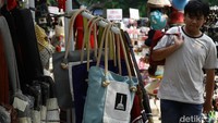 Suasana pasar souvenir yang terlihat sepi di kawasan parkir IRTI, Monas, Jakarta, beberapa hari lalu. Lesunya pasar ritel ini sejalan dengan melambatnya pertumbuhan ekonomi Indonesia pada kuartal I 2025. 