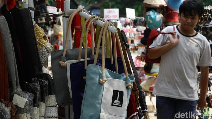 Suasana pasar souvenir yang terlihat sepi di kawasan parkir IRTI, Monas, Jakarta, beberapa hari lalu. Lesunya pasar ritel ini sejalan dengan melambatnya pertumbuhan ekonomi Indonesia pada kuartal I 2025.