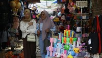 Likuiditas makin ketat karena suku bunga tinggi dan kredit melambat. Banyak pelaku usaha menahan ekspansi karena ketidakpastian ekonomi. 