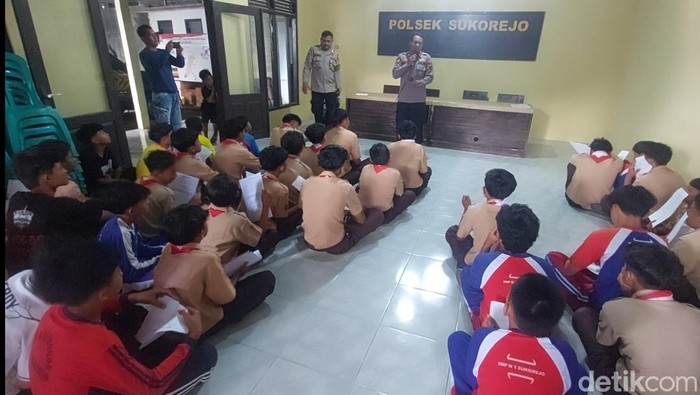 Puluhan pelajar diamankan buntut viralnya video perkelahian di Kendal, Jumat (18/7/2025).