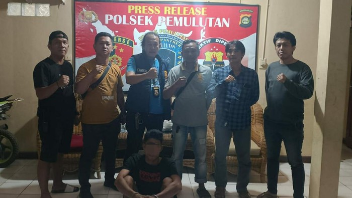 Pelaku penganiayaan saat diringkus polisi.