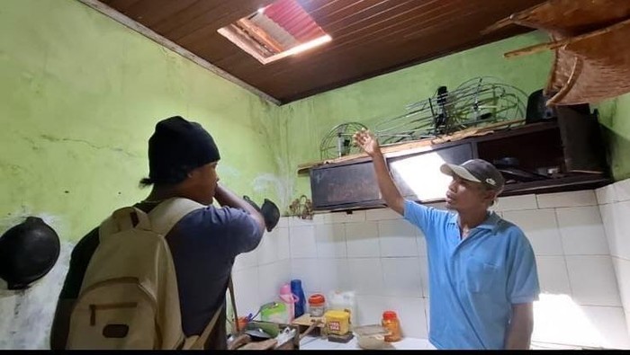 Pelaku perampokan nenek di Padang (berbaju biru) saat mendampingi polisi saat olah TKP. (Dok. Istimewa)