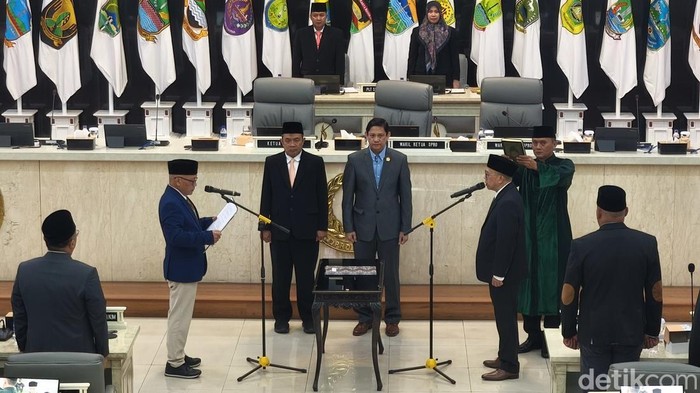 Pelantikan Yusuf Ridwan sebagai anggota DPRD Jabar
