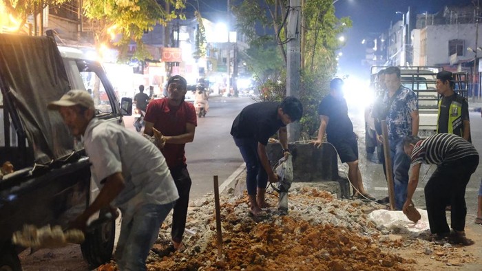 Pembongkaran jalur U-Turn di depan Pasar Cik Puan, Pekanbaru. (Dok Dinas Kominfotiksan Pekanbaru)