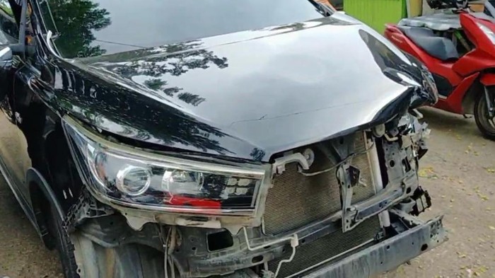 Penampakan mobil Bawaslu Jambi saat diamankan warga usai tabrak lari pemotor