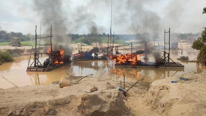 Penampakan rakit dompeng tambang emas ilegal di Bungo dibakar