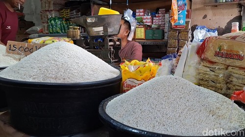 Penjualan beras lokal di Mataram, NTB, melonjak di tengah isu beras oplosan, Jumat (18/7/2025).