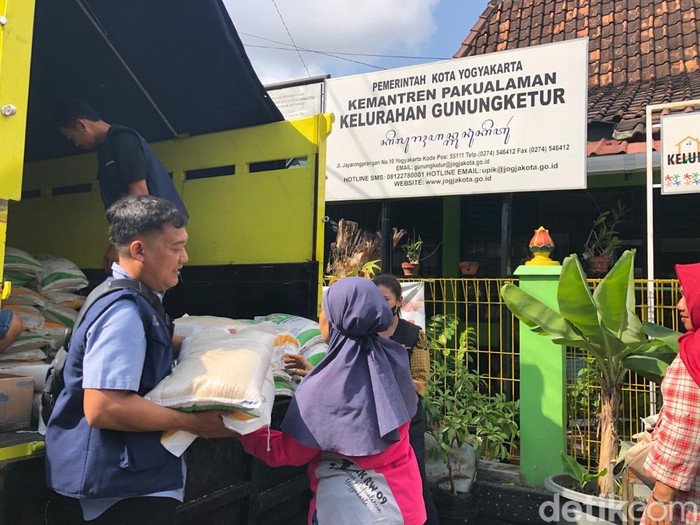 Penyaluran bantuan beras di Kalurahan Gunungketur, Pakualaman, Kota Jogja, Jumat (18/7/2025).