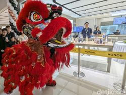 Aksi Barongsai Tandai Pembukaan Toko Pertama Honor di Indonesia