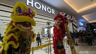 Aksi Barongsai Tandai Pembukaan Toko Pertama Honor di Indonesia