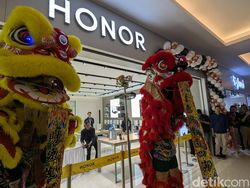 Aksi Barongsai Tandai Pembukaan Toko Pertama Honor di Indonesia