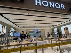 Aksi Barongsai Tandai Pembukaan Toko Pertama Honor di Indonesia