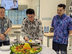 Aksi Barongsai Tandai Pembukaan Toko Pertama Honor di Indonesia