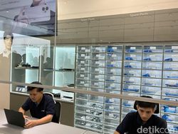 Aksi Barongsai Tandai Pembukaan Toko Pertama Honor di Indonesia